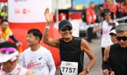 發哥晨跑記：69歲還能這麽酷，我30歲就輸了！