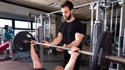 真嚇人！健身房力量區，小夥臥推失手被砸後抽搐，評論區網友炸了