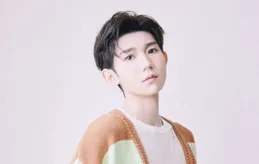 王源年度最佳內地唱作歌手今晚第二個獎了，剛剛唱完又上台領獎！