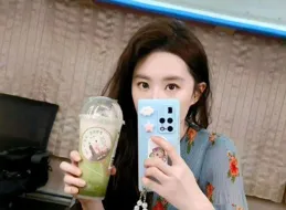 37歲劉亦菲曬自拍照，藍色手機殼搶鏡，頭發炸毛依然美