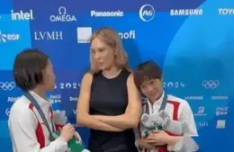 全紅嬋抱緊谷愛淩，她還親了一口郭晶晶，郭晶晶給她和陳芋汐拍照