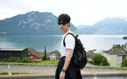 肖戰帶父母歐洲旅行，開心根本藏不住，在媽媽鏡頭下似風一樣自由