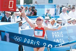 一騎絕塵，她帶著笑容沖線