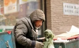 男子回鄉上墳，寡嫂殺雞熱情款待，公雞說讓我多活一晚