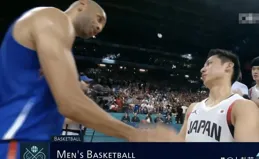 1公尺7趙繼偉打服全球！NBA巨星彎腰低頭握手，在中國都進不去校隊