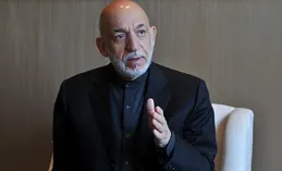 21年，阿富汗傀儡政權出逃國外避難，前總統卡爾紮伊為何堅守到底