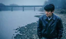 如何評價魏書鈞執導，朱一龍主演，余華小說改編的電影【河邊的錯誤】？