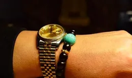 四五十歲男人，適合「手表」還是「手串」？看這3組對比就知道了