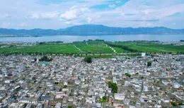 大理喜洲周城村，村中紮染歷史由來已久，吸引了眾多遊客前來體驗