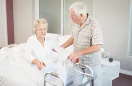 相愛70年後，93歲前荷蘭首相夫婦一起安樂死，牽手告別世界