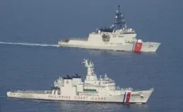 菲律賓揚言絕不讓步，出動艦艇，美軍護航，中國巨艦隨時待命