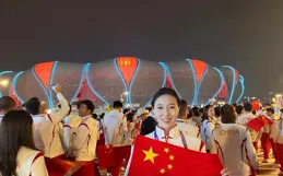 劉詩詩巴黎奧運賽場驚艷亮相！新中式裝扮與國寶包袋引發熱議