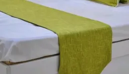 酒店床上為啥會放塊布？酒店員說出真相，看完漲知識了