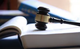 一初三學生晚自習逃課後沿消防水帶滑下樓摔傷，法院：受傷者違反校規逃課且自陷危境致受傷，應自擔責七成