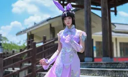 小舞清純cos，粉色裙白絲襪，玉腿好長，難怪唐三喜歡她