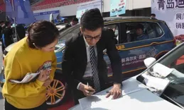 男子花10萬買車辦30桌宴席，引全村人破口大罵：算盤打的比誰都精