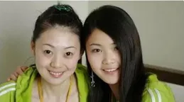 倆姐妹，一個25歲生孩子，一個35歲生孩子，多年後兩人差距很明顯