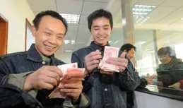 年輕人累死累活掙三四千，老人拿七八千退休金，該如何破局？