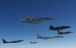 措手不及！美軍F35只忙著攔截轟6K，身後空警500突然開啟雷達