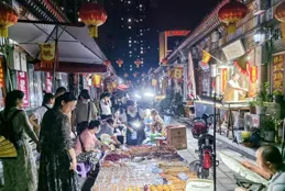 看攤主開核桃、買阿特曼木雕……這屆年輕人白天逛故宮，晚上「轉戰」潘家園