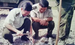 再上水塔觀察敵情，漆黑的深夜中一支槍口頂在了我的胸前