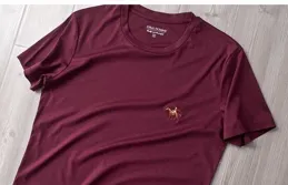 等你到了五六十歲，盡量別穿「T恤」和「襯衫」，換成這些更洋氣