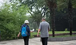 經常散步到底好不好？醫生提醒：過了65歲，散步時要註意4點