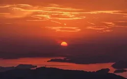 生命的小舟，在風雨中飄搖