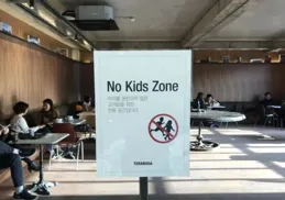 1歲幼童被關衛生間，到底誰該被「教育」