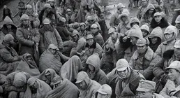 淮海戰役，一國軍士兵投降後扛著一袋饅頭離開，回來時帶了一個排