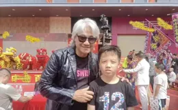 66歲港星內地鄉鎮走穴，開千萬名車畫風卻很滑稽，曾淪落賣骨灰盒