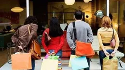 上海年輕人沒錢硬花？3500元排隊買進口玩偶，享受哄傻子沈浸服務