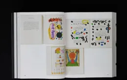 他17年專註收藏全世界的奇書，價值千萬