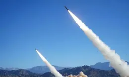 解放軍遠火營集體亮相，12輛發射車依次排開，可敲碎台軍防禦陣地