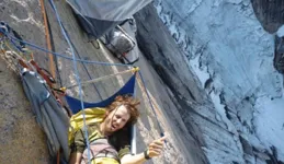 吃住都在懸崖上的夫妻，晚上不敢大動作，稍有不慎就墜落！