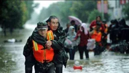 中國軍人救災不帶槍，遭到外國軍人瘋狂嘲諷，外國人：只有我們帶
