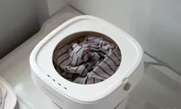 襪子放洗衣機和衣服一起洗正常嗎？