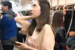 重慶一女子的地鐵照片火了，驚艷網友， 網友：也太漂亮了吧！