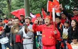 江西76歲老球迷桂二牛去世，俱樂部澄清:與國足輸球無關