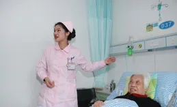 一小鮮肉住院，5位少女相伴左右，網友：想學他的技術