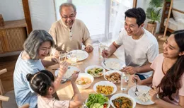 飯桌上孩子有3個表現，說明你把他養得太單純了，未來會很辛苦