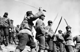 他打仗比許世友還猛，每戰動員，將軍揮拳只一言：怕死的給我滾蛋