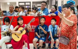 這個少兒器樂比賽在百聯西郊拉開帷幕……