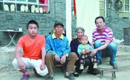 河北小販和女顧客聊天，幾句話後突然跪倒在地，發生了什麽？