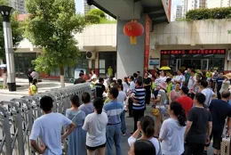 學生早到卻難入校門,安全隱患誰來擔?校門口擁堵現象該治了!