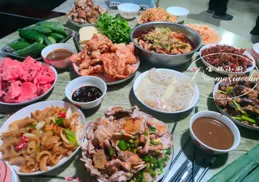 內蒙一家人聚餐，這桌菜火了，10道菜成本500塊，網友：量大實惠，真接地氣！