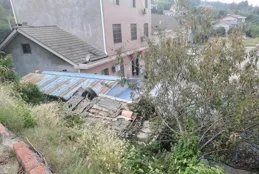 事發宜都，小汽車「飛」上了房……