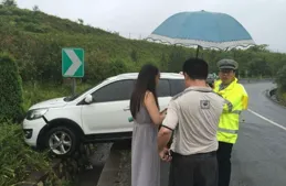 女子騎車月餅掉了一地，男子喊沒聽見，網友：喊的沒你嚼的聲音大