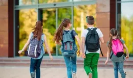 書包超過這個重量，孩子易脊背疼痛、高低肩…選對書包，科學減負