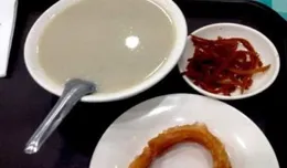 豆汁會懲罰每一個嘴硬的外地人，網友：敢喝第二口的人都是狠人！